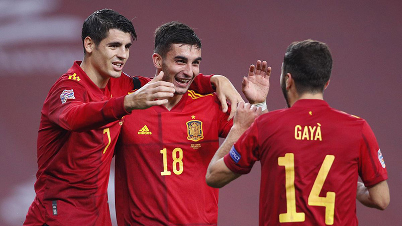 Ferran Torres (tengah) ketika  merayakan gol bersama Alvaro Morata dan Jose Gaya saat Spanyol menggunduli Jerman 6-0 dalam UEFA Nations League, di Sevilla. (AFP/EUROSPORTS)